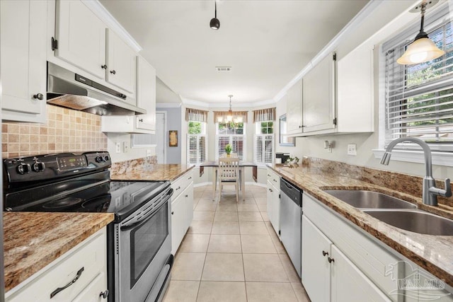 kitchen with an inviting chandelier, stainless steel appliances, under cabinet range hood, white cabinets, and a sink