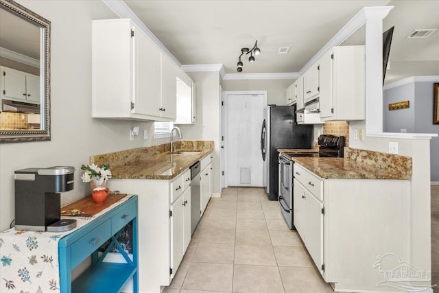 kitchen with a sink, under cabinet range hood, crown molding, visible vents, and appliances with stainless steel finishes