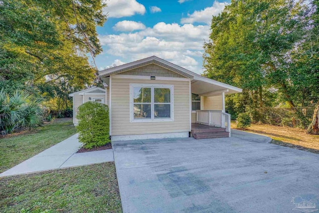 bungalow featuring a porch and a front yard