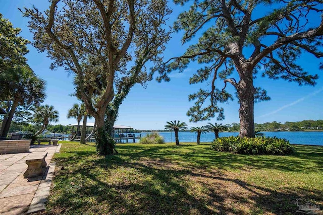 view of yard featuring a water view