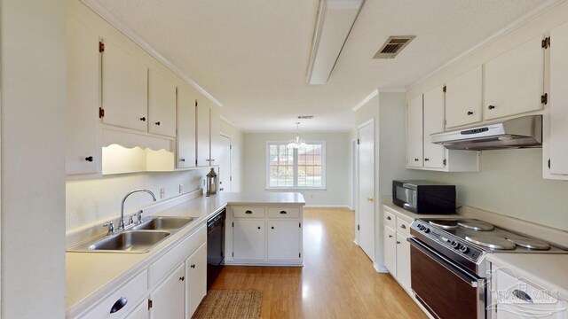 unfurnished bedroom featuring wood-type flooring, ceiling fan, a textured ceiling, and a closet