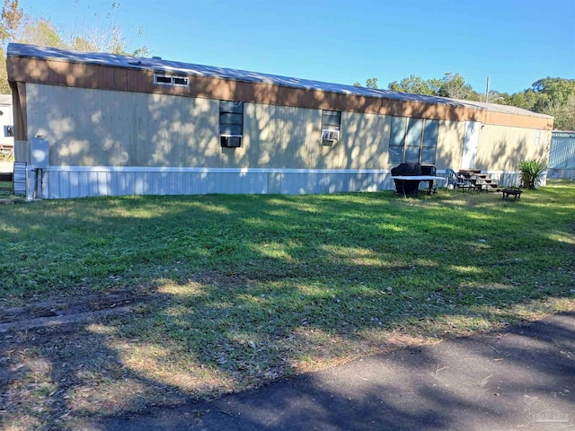 view of side of property featuring a lawn