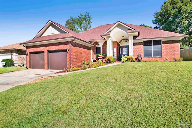 view of front of property featuring a front lawn