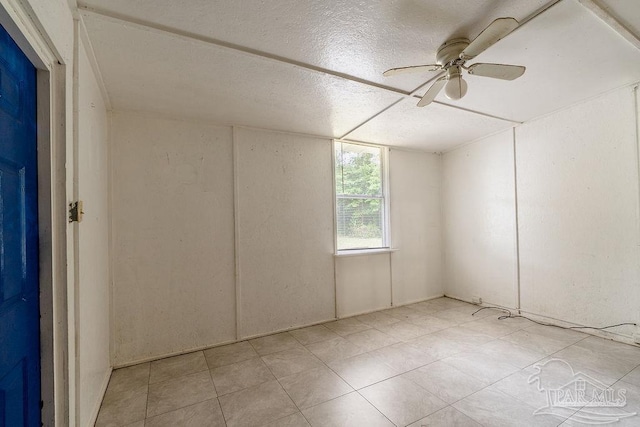 unfurnished room featuring a textured ceiling and ceiling fan