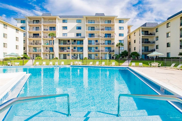 view of pool featuring a yard