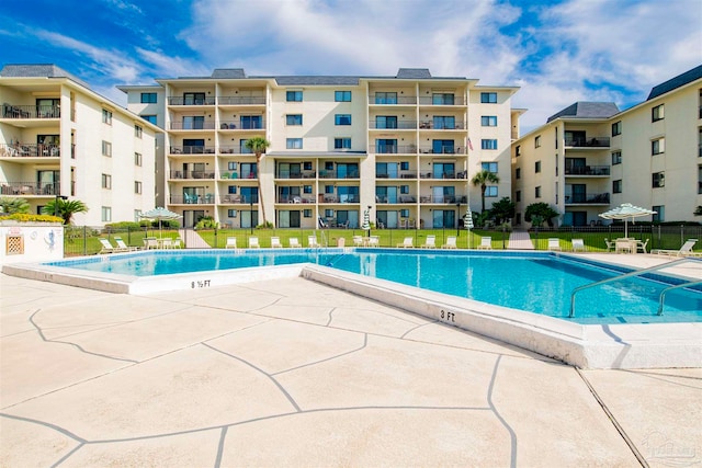 view of swimming pool