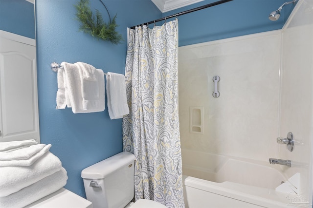 bathroom with shower / tub combo with curtain