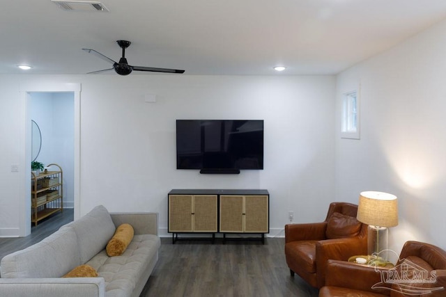 living area featuring visible vents, baseboards, ceiling fan, recessed lighting, and wood finished floors