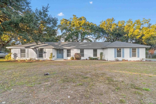 ranch-style home with a front yard