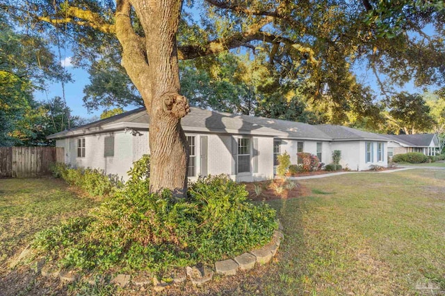 ranch-style house featuring a front lawn