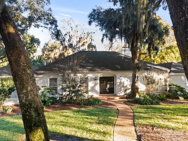 single story home with a front yard