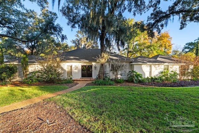 single story home featuring a front lawn