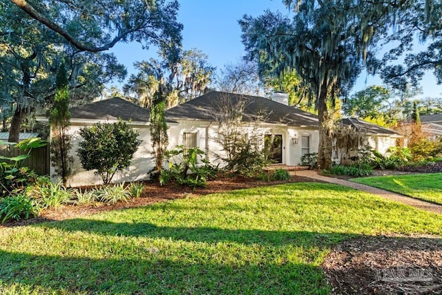 single story home with a front lawn