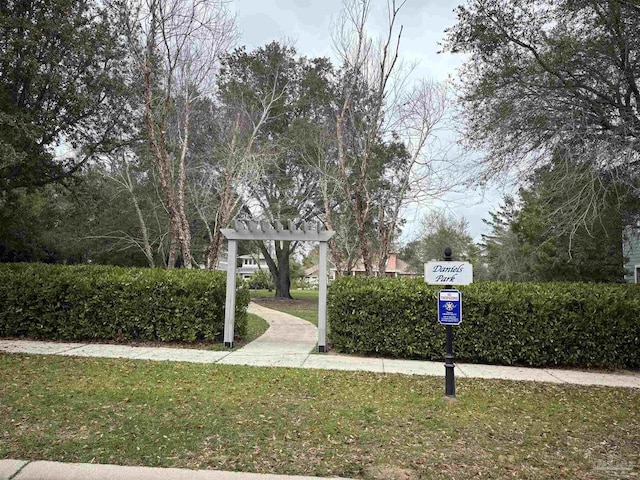 Listing photo 2 for 4889 Leeward Dr, Pensacola FL 32507