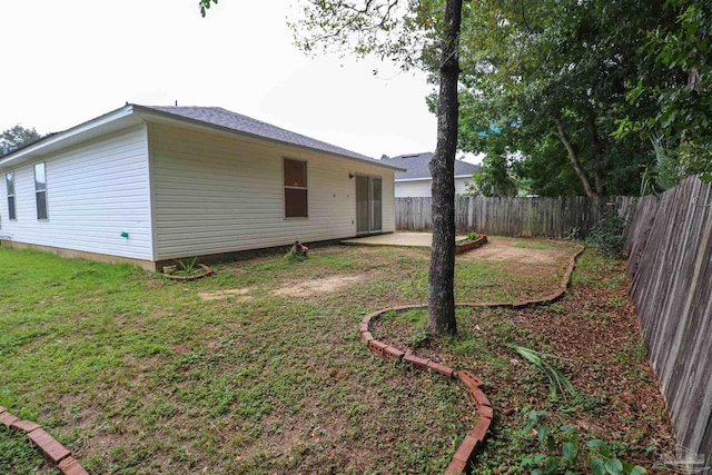 view of yard featuring a patio area