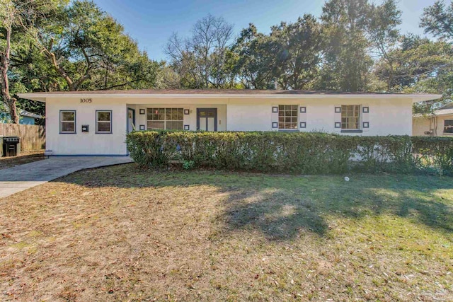 ranch-style house featuring a front lawn