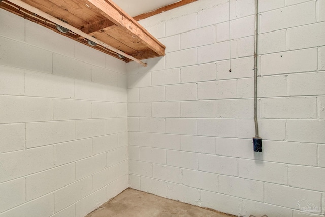 bathroom featuring concrete flooring