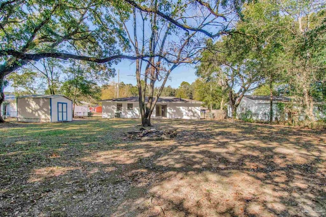 view of yard with a storage shed