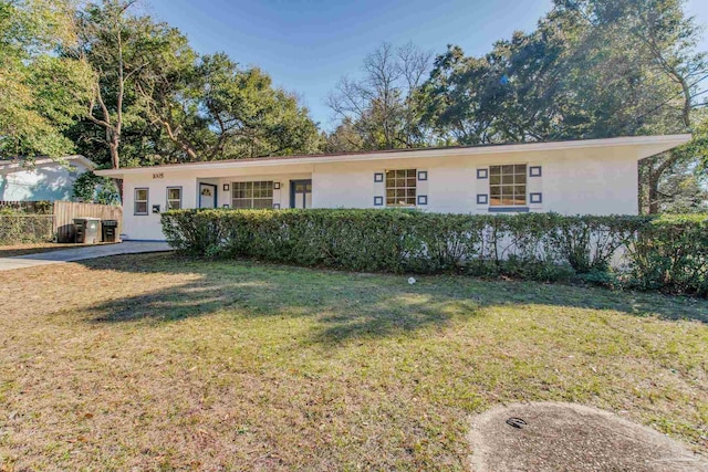 single story home featuring a front lawn