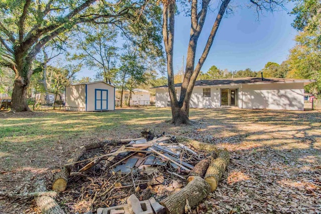 view of yard featuring a shed