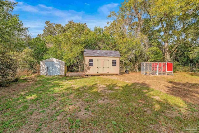 view of yard with a shed