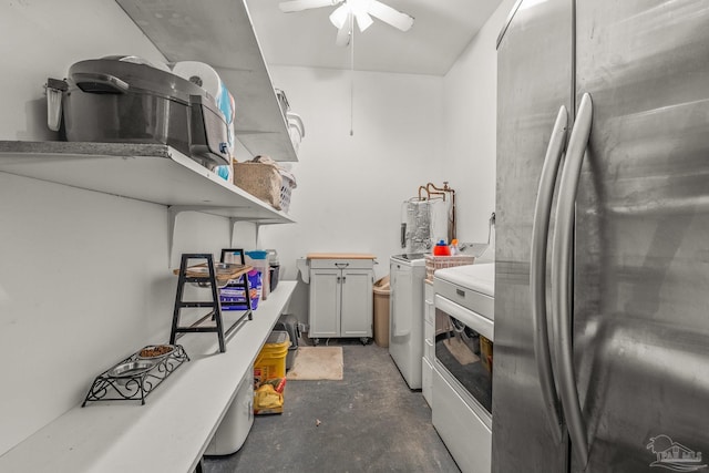 clothes washing area with ceiling fan and independent washer and dryer