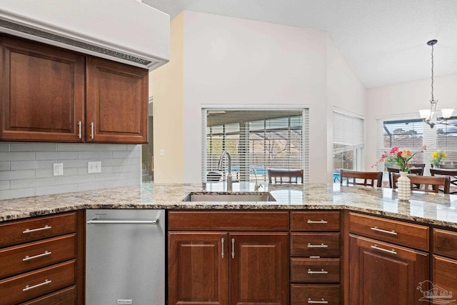 kitchen with sink, a notable chandelier, kitchen peninsula, backsplash, and decorative light fixtures