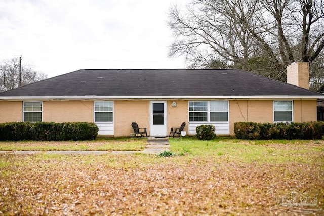 single story home featuring a front yard