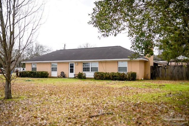 view of front facade featuring a front lawn