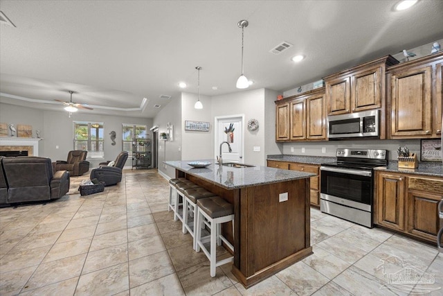3920 Shady Grove Dr, Pace, FL 32571 - kitchen with appliances with stainless steel finishes, a sink, recessed lighting, a kitchen breakfast bar, and a ceiling fan