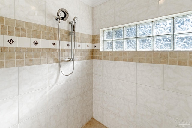 bathroom featuring a tile shower