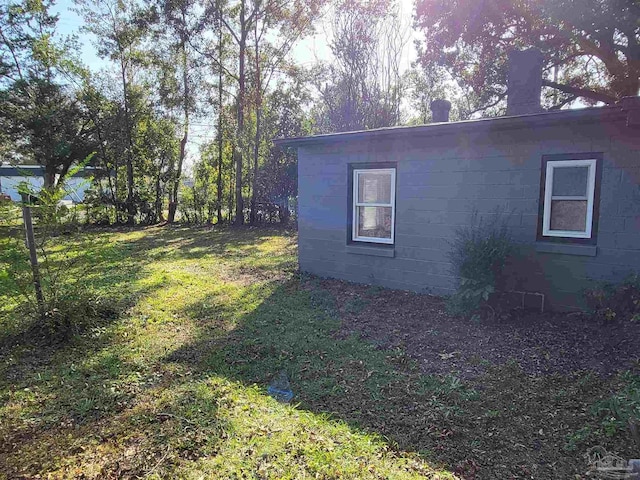 view of side of property featuring a lawn