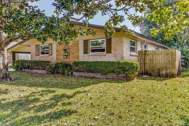 view of front of property featuring a front yard