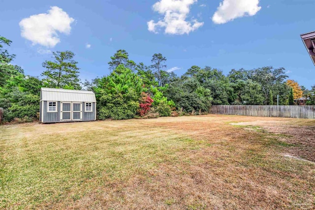 view of yard featuring a storage unit