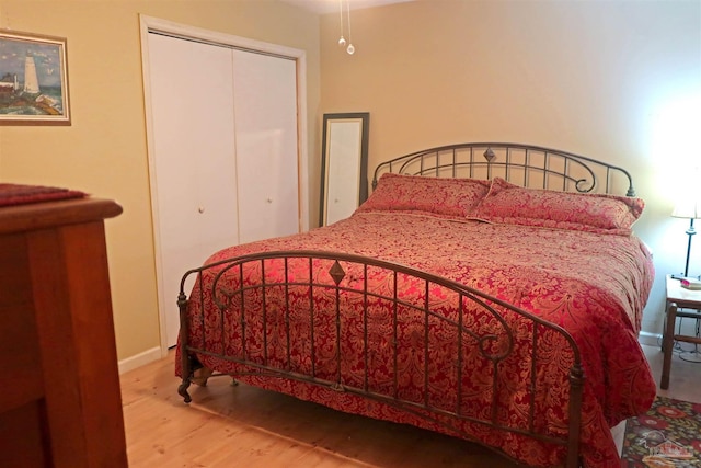 6150 Forest Pines Dr, Pensacola, FL 32526 - bedroom with wood finished floors