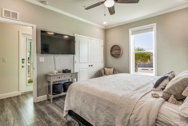 bedroom with a closet, dark hardwood / wood-style floors, crown molding, and ceiling fan