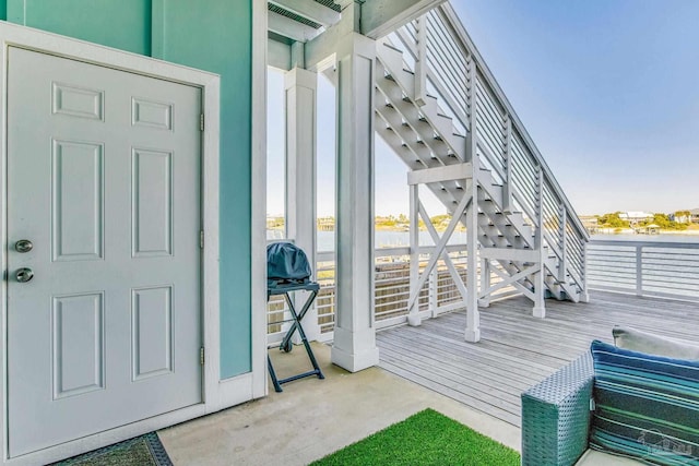 property entrance featuring a deck