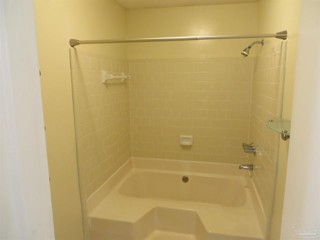 bathroom featuring tiled shower / bath combo