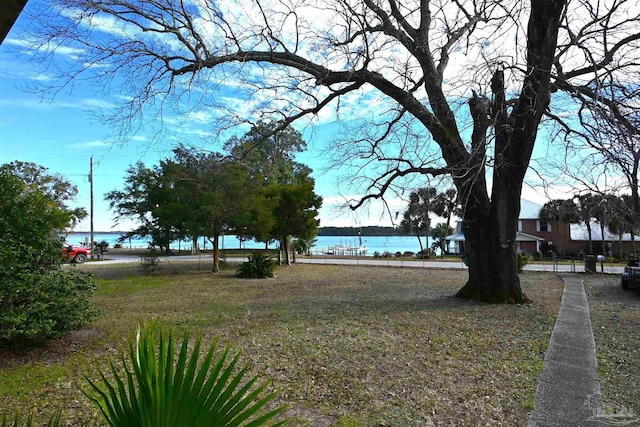 view of yard featuring a water view