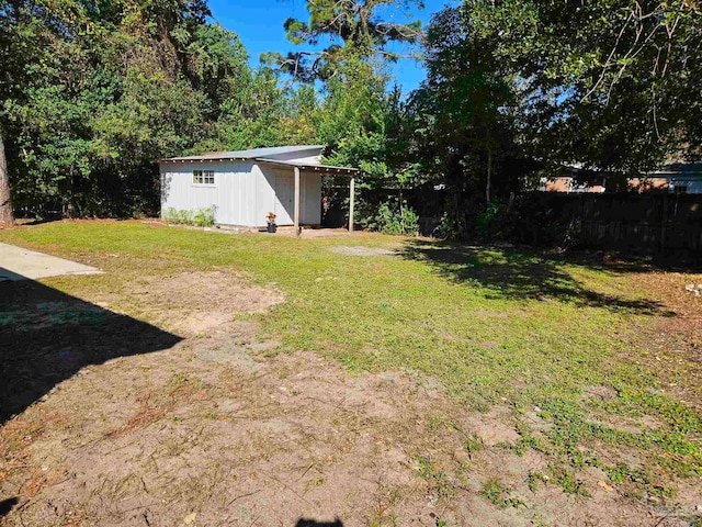 view of yard with an outbuilding