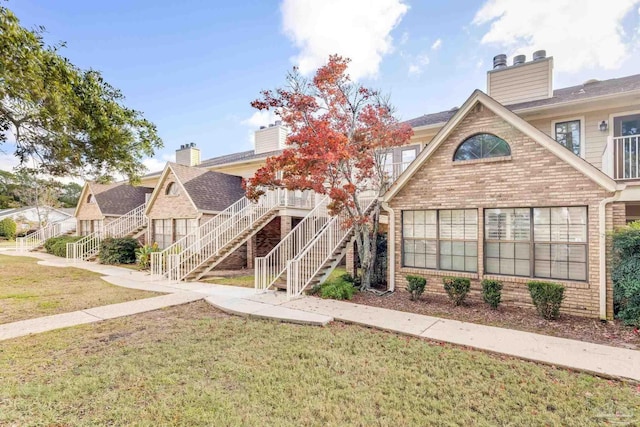 view of front of property with a front yard