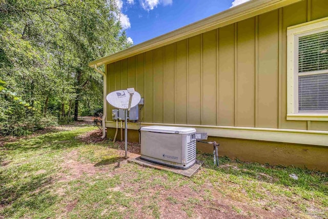 7515 Whiting Acres Ln, Milton, FL 32570 - exterior view of board and batten siding
