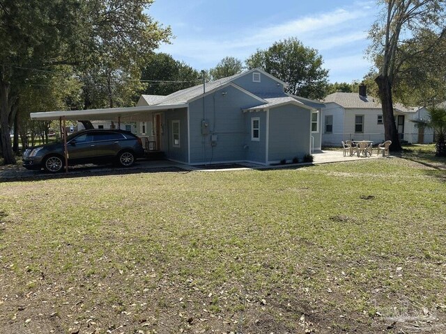 view of front of property featuring a carport and a front lawn