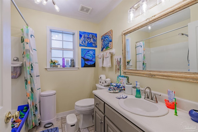 full bathroom with vanity, visible vents, toilet, curtained shower, and baseboards