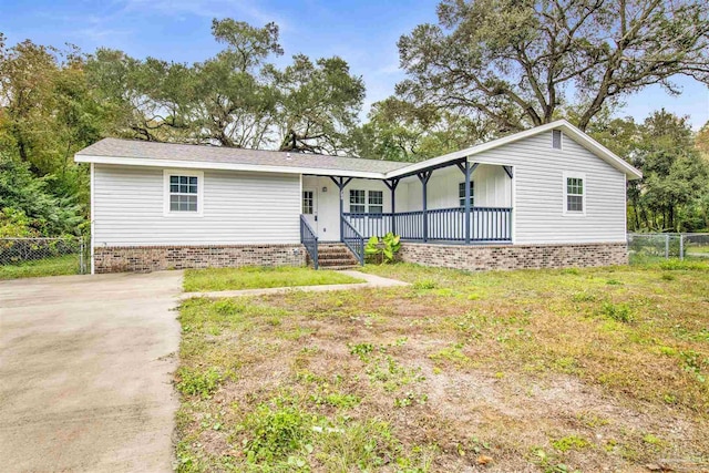 single story home featuring a porch and a front lawn