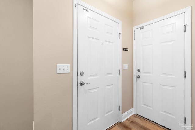 1824 Lindsey Magnolia Ct, Navarre, FL 32566 - entryway with light wood-style floors and baseboards