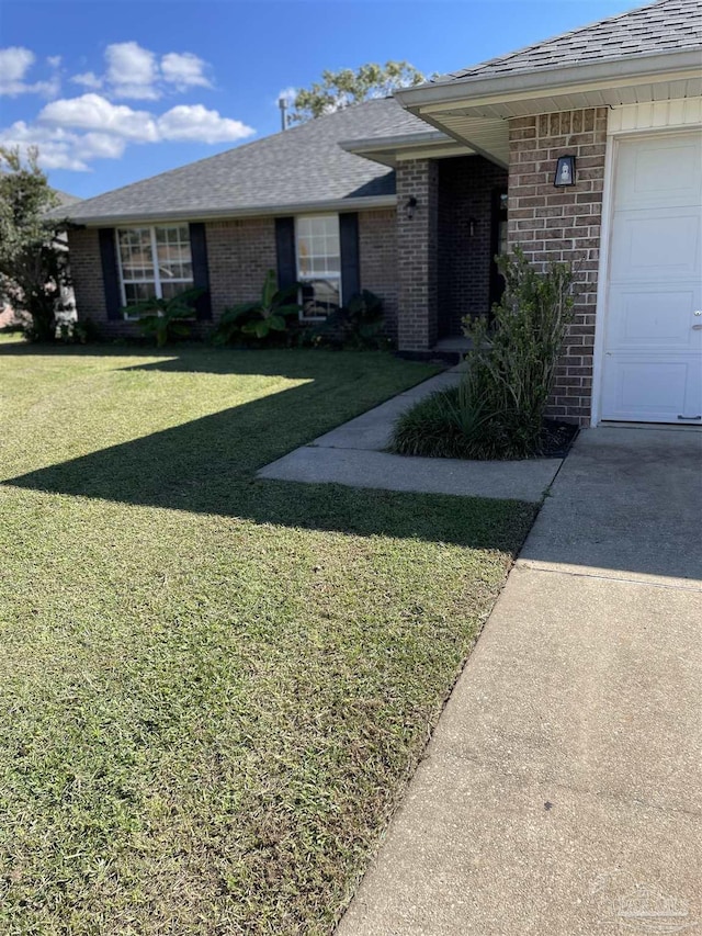 view of front facade featuring a garage and a front yard