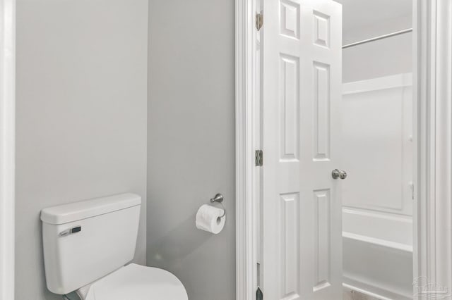 6257 Mohawk Trl, Milton, FL 32583 - bathroom with toilet and a bathtub