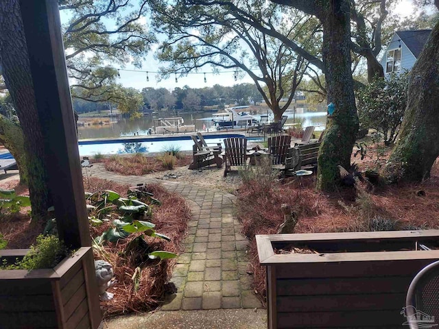 view of yard featuring a water view