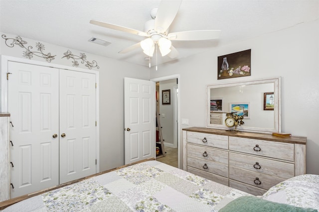 bedroom with ceiling fan, a textured ceiling, and a closet